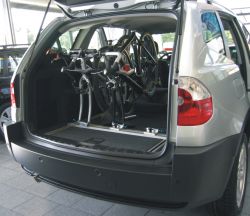 Innenraum Fahrradträger und Fahrradhalter, Fahrradtransport im Auto