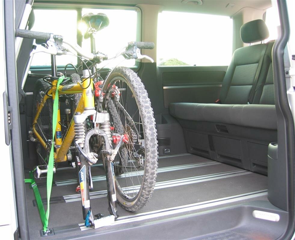 Innenraum-Fahrradträger System Steckachse 15mm, Einzelbefestigung für den  VW Multivan T5, an die Sit